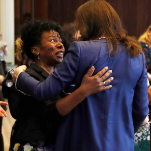 La duchesse Catherine de Cambridge, enceinte, retrouvait avec plaisir le professeur Jacqueline Dunkley-Bent, sage-femme qui l'a accouchée lors de la naissance du prince George et de la princesse Charlotte, lors de sa visite au Collège royal des obstétriciens et gynécologues à Londres le 27 février 2018.