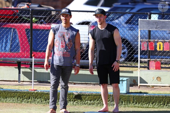 Joe et Nick Jonas s'amusent à Bondi, Sydney, le 27 février 2018