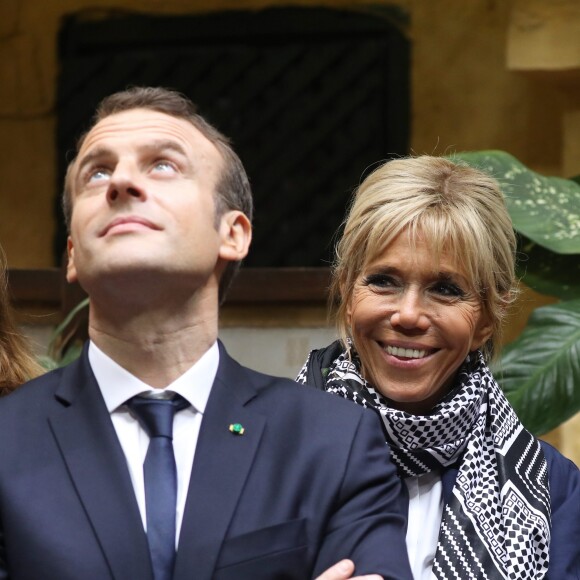 Emmanuel et Brigitte Macron - Aprés avoir été accueillis par le Président de la République du Sénégal, Macky Sall et son épouse Marène Sall sur l'aéroport de Saint-Louis, le Président de la République française, Emmanuel Macron accompagné de son épouse Brigitte Macron ont participé à un bain de foule dans les rues de la ville. Ils se sont, ensuite, rendus sur la Langue de Barbarie, touchée par l'érosion côtière avant d'aller sur la place Faidherbe pour une allocution des deux chefs d'états. Avant de quitter Saint-Louis, le couple présidentiel est allé à la rencontre des élèves d'une école à l'occasion du lancement symbolique d'un concours sur les cent ans de l'Aéropostale. Saint-Louis, Sénégal le le 3 Février 2018. © Dominique Jacovides/Bestimage 