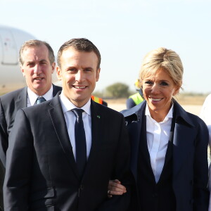 Emmanuel et Brigitte Macron - Aprés avoir été accueillis par le Président de la République du Sénégal, Macky Sall et son épouse Marène Sall sur l'aéroport de Saint-Louis, le Président de la République française, Emmanuel Macron accompagné de son épouse Brigitte Macron ont participé à un bain de foule dans les rues de la ville. Ils se sont, ensuite, rendus sur la Langue de Barbarie, touchée par l'érosion côtière avant d'aller sur la place Faidherbe pour une allocution des deux chefs d'états. Avant de quitter Saint-Louis, le couple présidentiel est allé à la rencontre des élèves d'une école à l'occasion du lancement symbolique d'un concours sur les cent ans de l'Aéropostale. Saint-Louis, Sénégal le le 3 Février 2018. © Dominique Jacovides/Bestimage 