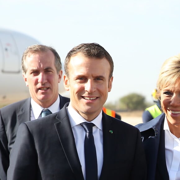 Emmanuel et Brigitte Macron - Aprés avoir été accueillis par le Président de la République du Sénégal, Macky Sall et son épouse Marène Sall sur l'aéroport de Saint-Louis, le Président de la République française, Emmanuel Macron accompagné de son épouse Brigitte Macron ont participé à un bain de foule dans les rues de la ville. Ils se sont, ensuite, rendus sur la Langue de Barbarie, touchée par l'érosion côtière avant d'aller sur la place Faidherbe pour une allocution des deux chefs d'états. Avant de quitter Saint-Louis, le couple présidentiel est allé à la rencontre des élèves d'une école à l'occasion du lancement symbolique d'un concours sur les cent ans de l'Aéropostale. Saint-Louis, Sénégal le le 3 Février 2018. © Dominique Jacovides/Bestimage 