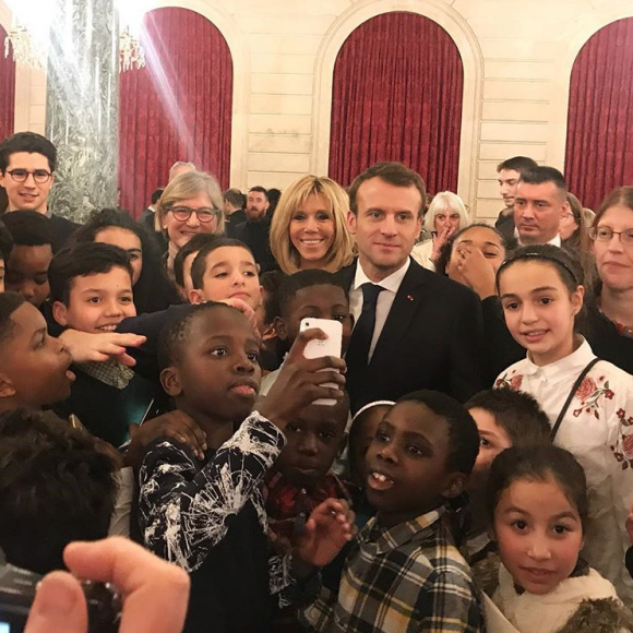 Brigitte et Emmanuel Macron au milieu de leurs jeunes invités pour une nouvelle édition des "Jeudis de l'Elysée" le 1er mars 2018