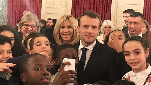 Brigitte et Emmanuel Macron, hôtes ravis et enjoués des "jeudis de l'Elysée"