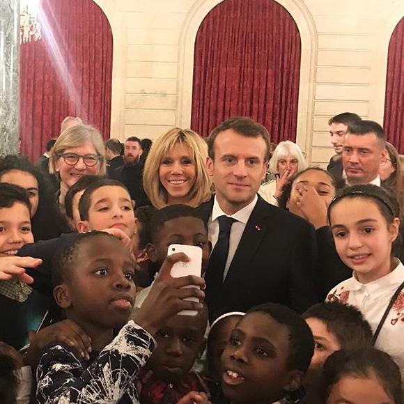 Brigitte et Emmanuel Macron au milieu de leurs jeunes invités pour une nouvelle édition des "Jeudis de l'Elysée" le 1er mars 2018