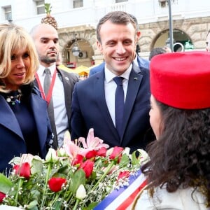 Le président de la République Emmanuel Macron et sa femme la Première Dame Brigitte Macron (Trogneux) - Le couple présidentiel se promène dans la médina, le cœur historique de Tunis, Tunisie, le 1er février 2018. Ils se sont ensuite envolés vers le Sénégal, où ils sont attendus pour une autre visite d'Etat. © Sébastien Valiela/Bestimage  French President and his wife walk through the Medina (old town) of the Tunisian capital Tunis, Tunisia, with the French Ambassador on February 1, 2018, during Macron's first state visit to the North African country.01/02/2018 - Tunis