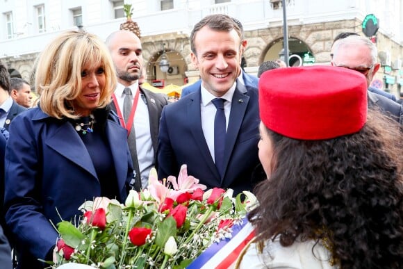 Le président de la République Emmanuel Macron et sa femme la Première Dame Brigitte Macron (Trogneux) - Le couple présidentiel se promène dans la médina, le cœur historique de Tunis, Tunisie, le 1er février 2018. Ils se sont ensuite envolés vers le Sénégal, où ils sont attendus pour une autre visite d'Etat. © Sébastien Valiela/Bestimage  French President and his wife walk through the Medina (old town) of the Tunisian capital Tunis, Tunisia, with the French Ambassador on February 1, 2018, during Macron's first state visit to the North African country.01/02/2018 - Tunis