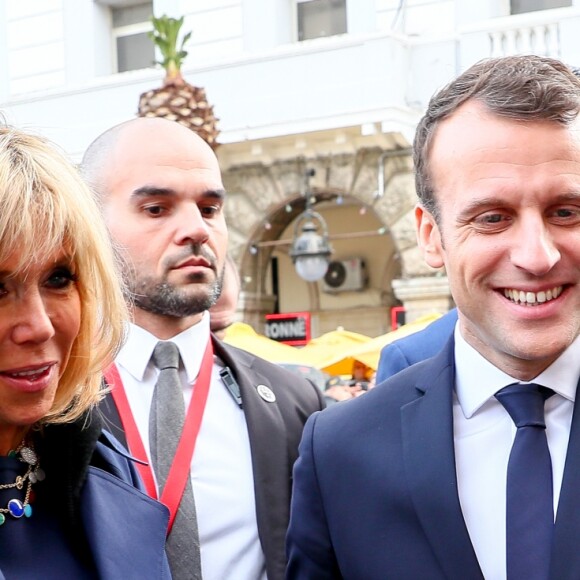 Le président de la République Emmanuel Macron et sa femme la Première Dame Brigitte Macron (Trogneux) - Le couple présidentiel se promène dans la médina, le cœur historique de Tunis, Tunisie, le 1er février 2018. Ils se sont ensuite envolés vers le Sénégal, où ils sont attendus pour une autre visite d'Etat. © Sébastien Valiela/Bestimage  French President and his wife walk through the Medina (old town) of the Tunisian capital Tunis, Tunisia, with the French Ambassador on February 1, 2018, during Macron's first state visit to the North African country.01/02/2018 - Tunis