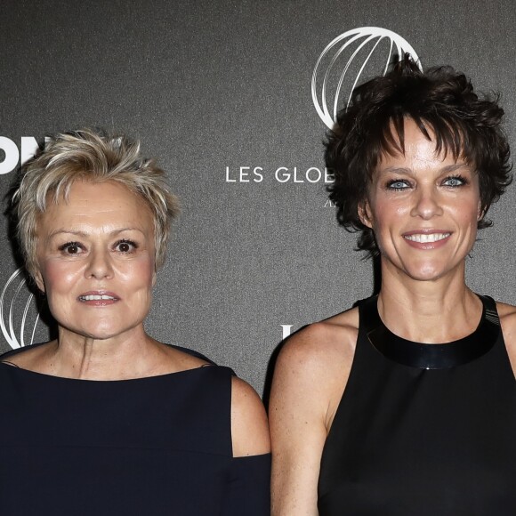 Muriel Robin et sa compagne Anne Le Nen - Photocall - 12ème cérémonie des Globes de Cristal au Lido à Paris, le 12 février 2018. © Rachid Bellak / Pool / Bestimage