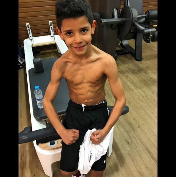 Cristiano Ronaldo publie une photo de son fils Cristiano Jr qui prend sa pose fétiche. Instagram, le 1er mars 2018.