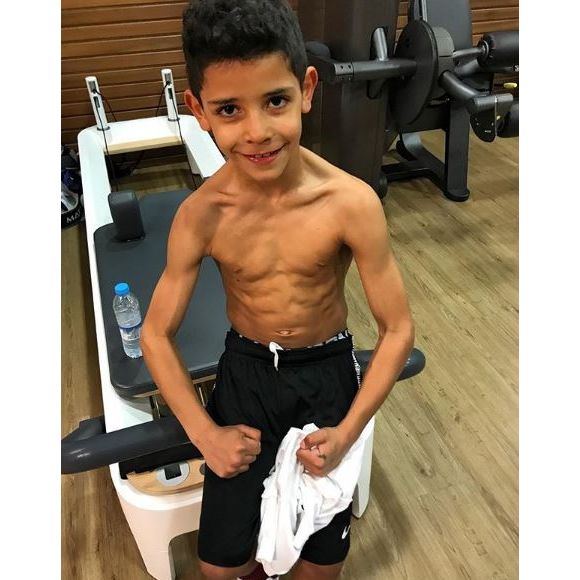 Cristiano Ronaldo publie une photo de son fils Cristiano Jr qui prend sa pose fétiche. Instagram, le 1er mars 2018.