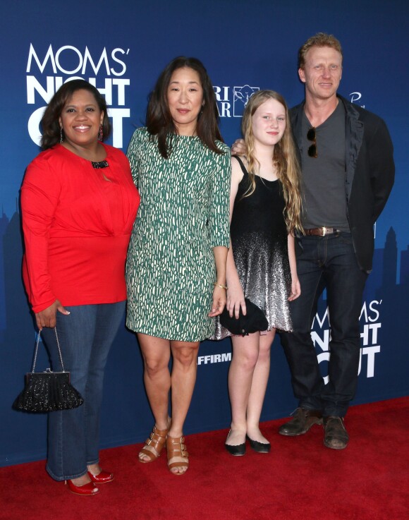 Chandra Wilson, Sandra Oh, Kevin McKidd et sa fille Iona à la première de "Mom's Night Out" à Hollywood, le 30 avril 2014.