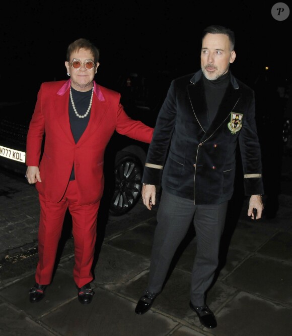 Elton John et son mari David Furnish arrivent à une soirée à Londres le 15 décembre 2017.