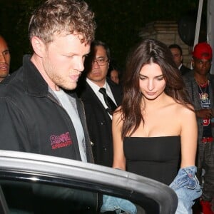 Emily Ratajkowski et son mari Sebastian à la sortie de la soirée WME pre oscar à Beverly Hills, le 2 mars 2018.