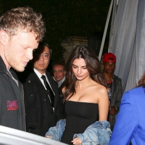 Emily Ratajkowski et son mari Sebastian à la sortie de la soirée WME pre oscar à Beverly Hills, le 2 mars 2018.