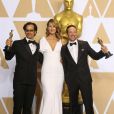 Dan Cogan et Bryan Fogel (Oscar du meilleur documentaire pour 'Icarus') posent avec Laura Dern à la press room de la 90ème cérémonie des Oscars 2018 au théâtre Dolby à Los Angeles, le 4 mars 2018