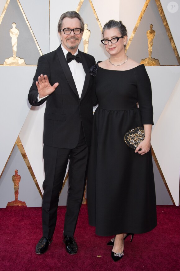 Gary Oldman et sa femme Gisele Schmidt - Arrivées - 90ème cérémonie des Oscars 2018 au théâtre Dolby à Los Angeles, le 4 mars 2018. © Michael Baker/AMPAS via ZUMA Press/Bestimage