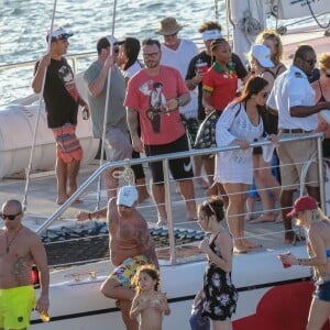 Exclusif - Justin Bieber et Selena Gomez à Montego Bay en Jamaïque, profitent d'une belle journée ensoleillée pour aller faire une balade en voilier. La famille et les amis proches se sont retrouvés pour fêter le mariage du père de Justin, Jeremy Bieber, et de sa femme Chelsey Rebelo. Le 20 février 2018