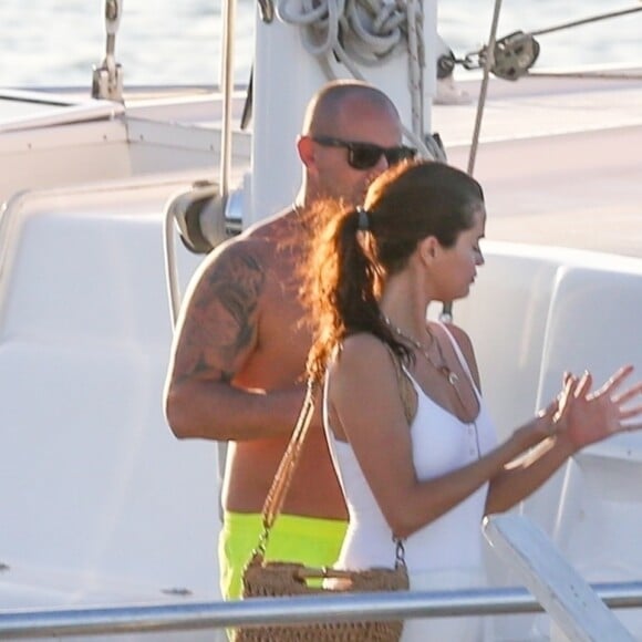 Exclusif - Justin Bieber et Selena Gomez à Montego Bay en Jamaïque, profitent d'une belle journée ensoleillée pour aller faire une balade en voilier. La famille et les amis proches se sont retrouvés pour fêter le mariage du père de Justin, Jeremy Bieber, et de sa femme Chelsey Rebelo. Le 20 février 2018