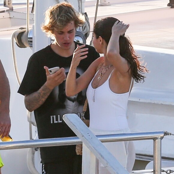 Exclusif - Justin Bieber et Selena Gomez à Montego Bay en Jamaïque, profitent d'une belle journée ensoleillée pour aller faire une balade en voilier. La famille et les amis proches se sont retrouvés pour fêter le mariage du père de Justin, Jeremy Bieber, et de sa femme Chelsey Rebelo. Le 20 février 2018