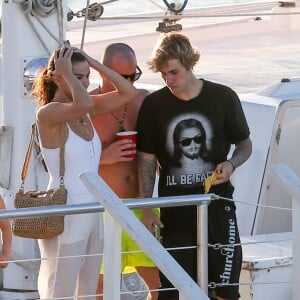 Exclusif - Justin Bieber et Selena Gomez à Montego Bay en Jamaïque, profitent d'une belle journée ensoleillée pour aller faire une balade en voilier. La famille et les amis proches se sont retrouvés pour fêter le mariage du père de Justin, Jeremy Bieber, et de sa femme Chelsey Rebelo. Le 20 février 2018