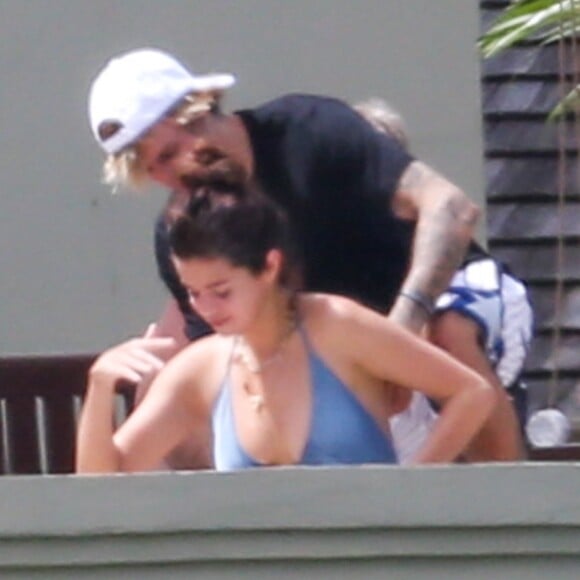 Justin Bieber et sa compagne Selena Gomez  en Jamaïque profitent de la piscine. Ils sont là pour le mariage de Jeremy Bieber et de Chelsey Rebelo-Bieber. Le 19 février 2018