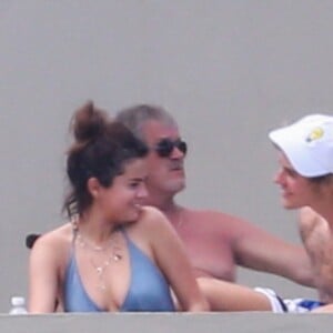 Justin Bieber et sa compagne Selena Gomez  en Jamaïque profitent de la piscine. Ils sont là pour le mariage de Jeremy Bieber et de Chelsey Rebelo-Bieber. Le 19 février 2018