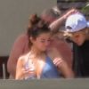 Justin Bieber et sa compagne Selena Gomez  en Jamaïque profitent de la piscine. Ils sont là pour le mariage de Jeremy Bieber et de Chelsey Rebelo-Bieber. Le 19 février 2018
