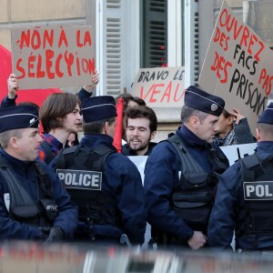 Brigitte Macron a accompagné le ministre de l'Education Nationale, Jean-Michel Blanquer au lycée Carnot de Dijon afin d'y évoquer la lutte contre le harcèlement à l'école à Dijon le 5 mars 2018 © Dominique Jacovides/Bestimage