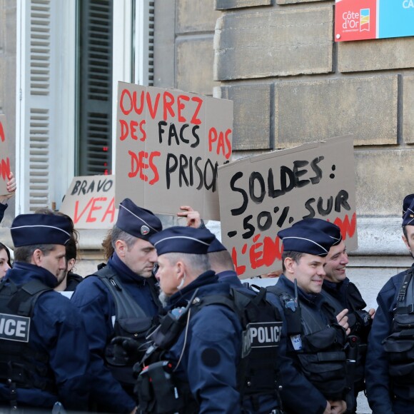 Brigitte Macron a accompagné le ministre de l'Education Nationale, Jean-Michel Blanquer au lycée Carnot de Dijon afin d'y évoquer la lutte contre le harcèlement à l'école à Dijon le 5 mars 2018 © Dominique Jacovides/Bestimage