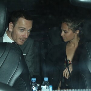 Alicia Vikander et Michael Fassbender à la sortie de l'after-party du film "Tomb Raider" au club Home House à Londres, le 6 mars 2018 