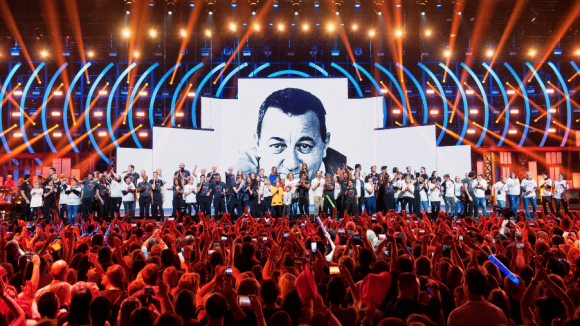 Les Enfoirés 2018 - Michaël Youn appelle à la paix : Son message fort !