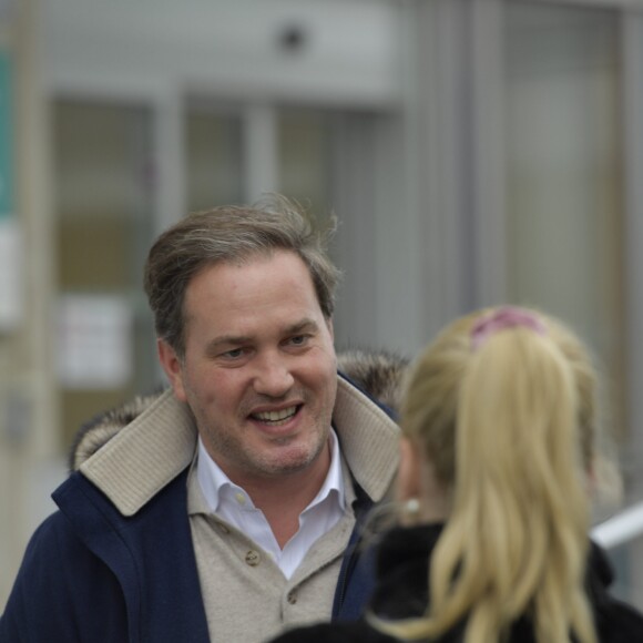 Christopher O'Neill parle à une journaliste devant la maternité de l'hôpital Danderyd où il va rendre visite à la princesse Madeleine et leur nouveau-né, une petite fille, à Stockholm le 9 mars 2018.  Christopher O'Neill talks to Aftonbladet reporter, outside the maternity ward at Danderyd hospital after the birth princess Madeleines and Chris O'Neills new baby girl, new princess, Stockholm, Sweden, 2018-03-0909/03/2018 - Stockholm