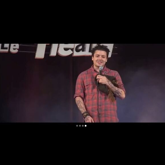 Kev Adams en humoriste inconnu sur la scène de théâtre Trévise, à Paris.