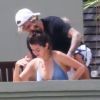 Justin Bieber et sa compagne Selena Gomez en Jamaïque profitent de la piscine. Ils sont là pour le mariage de Jeremy Bieber et de Chelsey Rebelo-Bieber. Le 19 février 2018