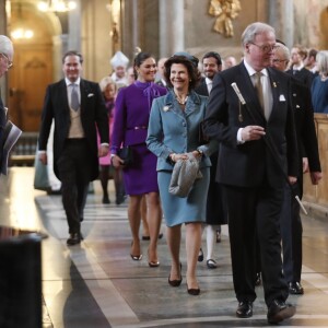 La famille royale de Suède (ici visibles : Christopher O'Neill, la princesse Victoria de Suède, la reine Silvia, le prince Carl Philip et le roi Carl XVI Gustaf) arrivant à la messe de Te Deum en la chapelle royale au palais Drottningholm à Stockholm le 12 mars 2018 suite à la naissance trois jours plus tôt de la princesse Adrienne, troisième enfant de la princesse Madeleine et de Christopher O'Neill.