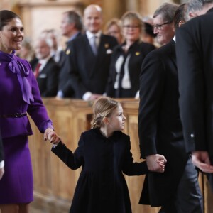 La princesse Victoria de Suède arrivant avec sa fille la princesse Estelle pour la messe de Te Deum en la chapelle royale au palais Drottningholm à Stockholm le 12 mars 2018 suite à la naissance trois jours plus tôt de la princesse Adrienne, troisième enfant de la princesse Madeleine et de Christopher O'Neill.