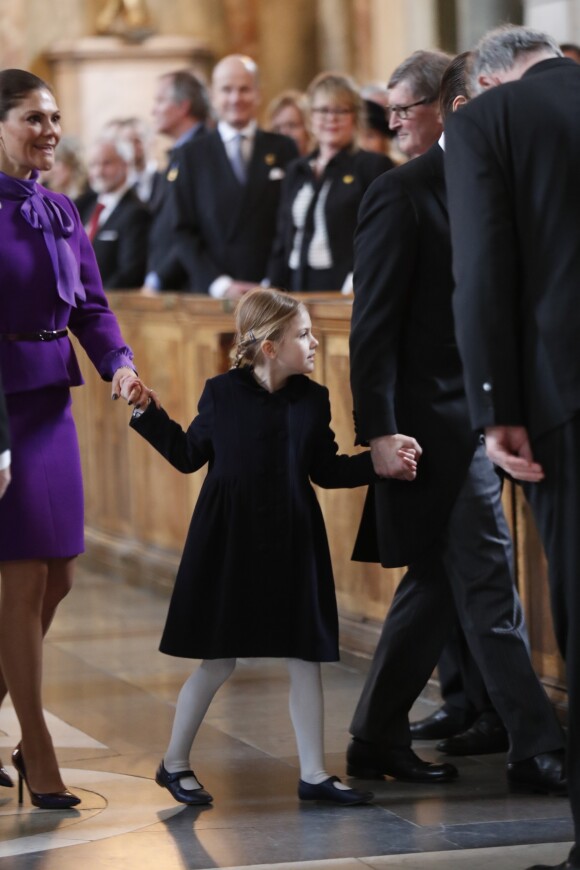 La princesse Victoria de Suède arrivant avec sa fille la princesse Estelle pour la messe de Te Deum en la chapelle royale au palais Drottningholm à Stockholm le 12 mars 2018 suite à la naissance trois jours plus tôt de la princesse Adrienne, troisième enfant de la princesse Madeleine et de Christopher O'Neill.
