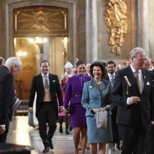 La famille royale de Suède (ici visibles : Christopher O'Neill, la princesse Victoria de Suède, la reine Silvia, le prince Carl Philip et le roi Carl XVI Gustaf) arrivant à la messe de Te Deum en la chapelle royale au palais Drottningholm à Stockholm le 12 mars 2018 suite à la naissance trois jours plus tôt de la princesse Adrienne, troisième enfant de la princesse Madeleine et de Christopher O'Neill.