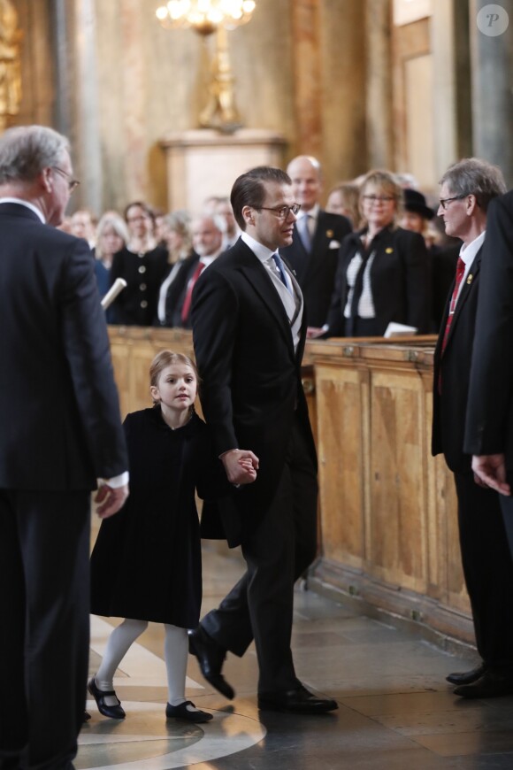 Le prince Daniel et sa fille la princesse Estelle lors de la messe de Te Deum en la chapelle royale au palais Drottningholm à Stockholm le 12 mars 2018 suite à la naissance trois jours plus tôt de la princesse Adrienne, troisième enfant de la princesse Madeleine et de Christopher O'Neill.