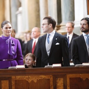 Christopher O'Neill, la princesse Victoria de Suède, la princesse Estelle, le prince Daniel et le prince Carl Philip lors de la messe de Te Deum en la chapelle royale au palais Drottningholm à Stockholm le 12 mars 2018 suite à la naissance trois jours plus tôt de la princesse Adrienne, troisième enfant de la princesse Madeleine et de Christopher O'Neill.