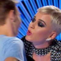 Katy Perry offre son 1er baiser à un candidat d'American Idol, il tombe au sol