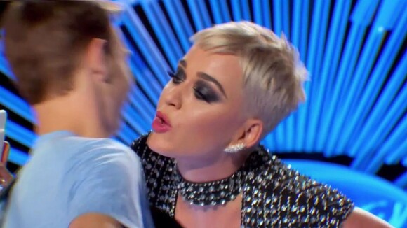 Katy Perry offre son 1er baiser à un candidat d'American Idol, il tombe au sol