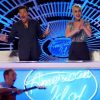 Katy Perry, jury de American Idol, embrasse un jeune candidat pendant l'enregistrement de l'émission, à Los Angeles, le 11 mars 2018. 