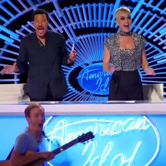 Katy Perry, jury de American Idol, embrasse un jeune candidat pendant l'enregistrement de l'émission, à Los Angeles, le 11 mars 2018. 