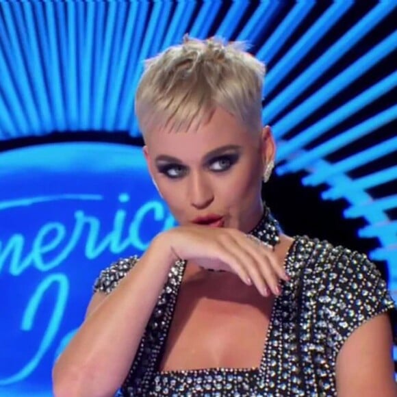 Katy Perry, jury de American Idol, embrasse un jeune candidat pendant l'enregistrement de l'émission, à Los Angeles, le 11 mars 2018. 