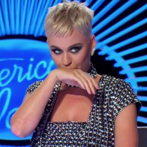 Katy Perry, jury de American Idol, embrasse un jeune candidat pendant l'enregistrement de l'émission, à Los Angeles, le 11 mars 2018. 