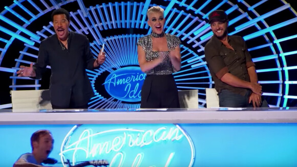 Katy Perry embrasse un candidat dans le premier épisode de la saison 16 d'American Idol diffusé le 11 mars 2018