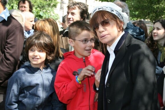 François Cluzet, Nadine Trintignant et deux de ses petits-fils - Inauguration du square Marie Trintignant dans le 4e arrondissement de Paris, le 13 mai 2007.