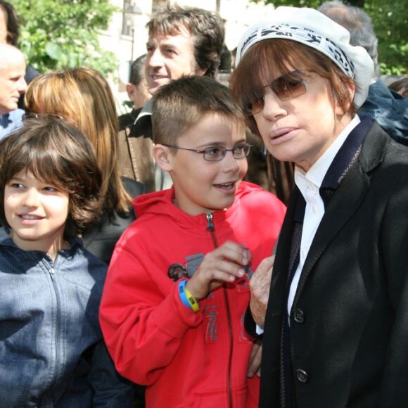 François Cluzet, Nadine Trintignant et deux de ses petits-fils - Inauguration du square Marie Trintignant dans le 4e arrondissement de Paris, le 13 mai 2007.