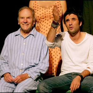 Jean-Louis Trintignant et Samuel Benchetrit sur scène au Théâtre Hébertot à Paris, le 24 août 2005.
